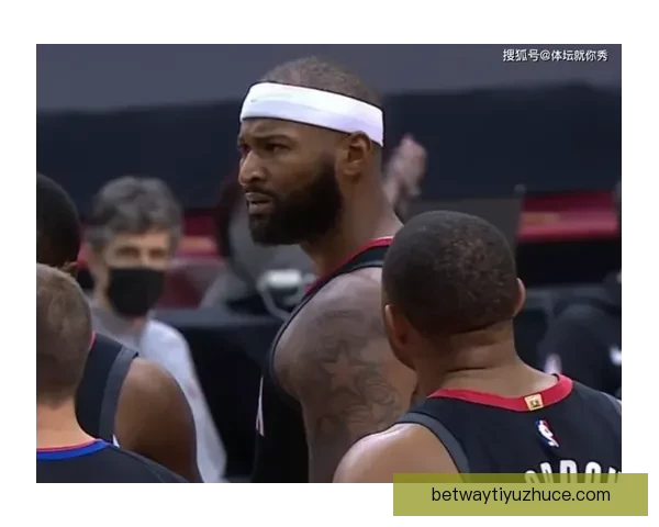 西卡因摊手抱怨裁判判罚吃到第二个技术犯规被驱逐出场